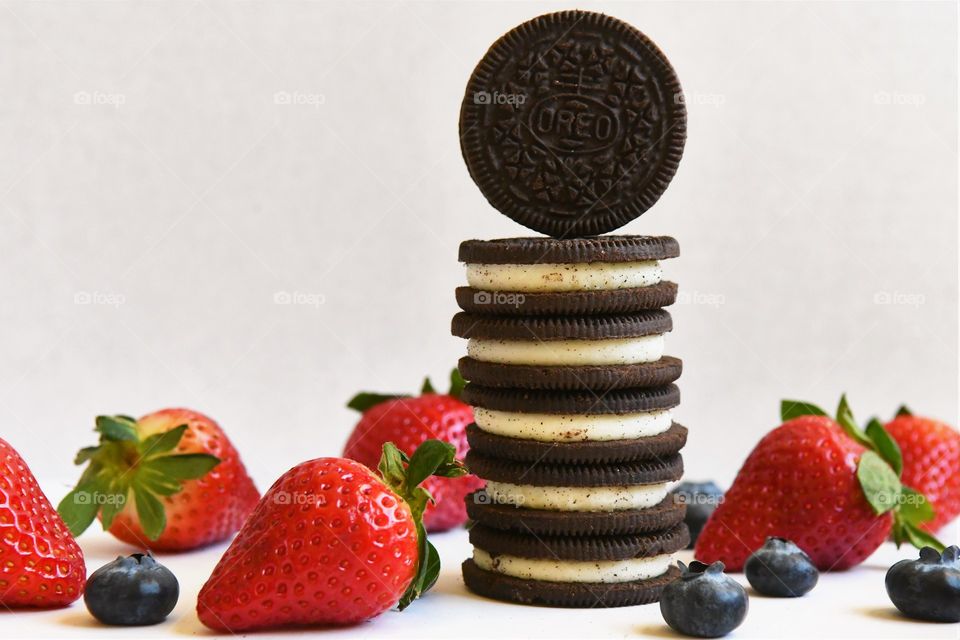 Oreo cookies with berries