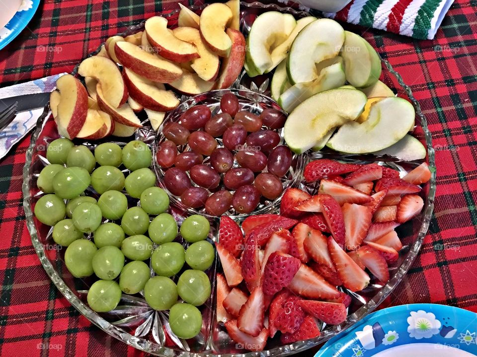 Meals and snacks of the world - Fruit tray - World snacking is a way of life. Foods are typically designed to be portable, quick, and satisfying. Chocolate, fresh fruit, and vegetables are the most common foods and meals