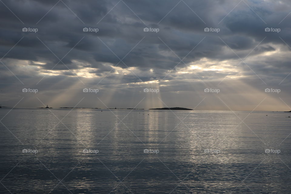 Sun rays enlightening the ocean