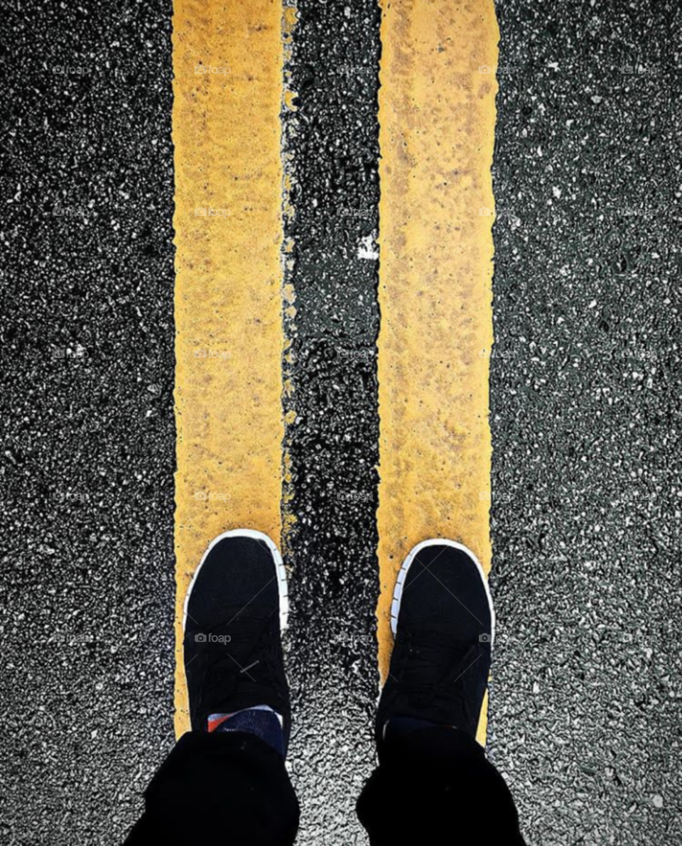 pés no asfalto