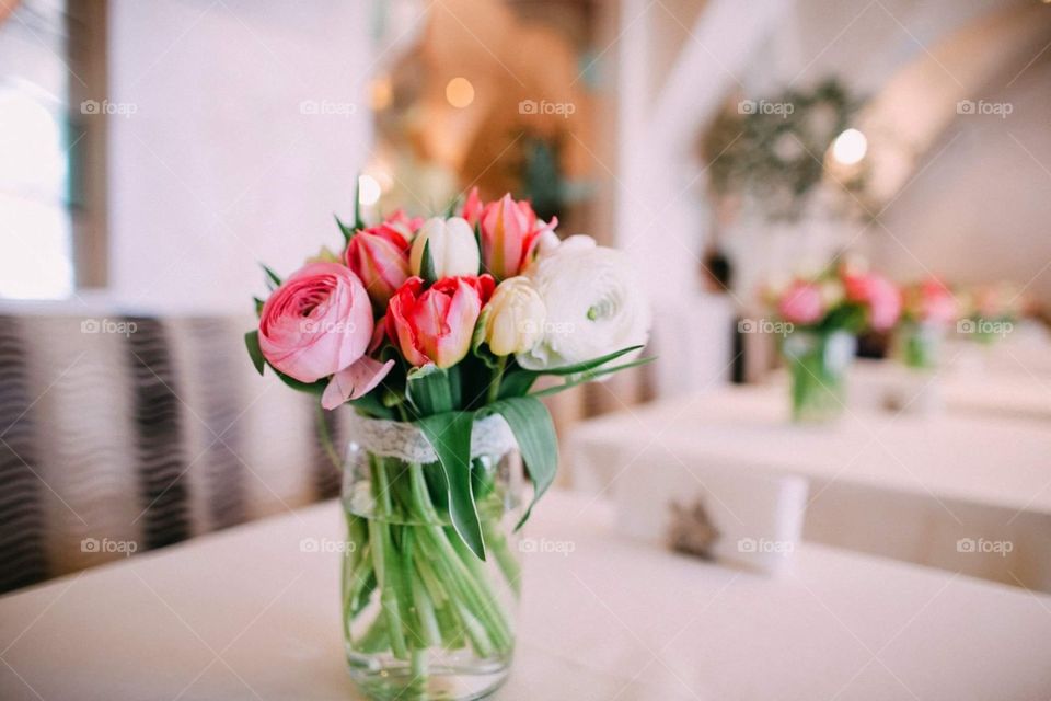 Wedding floral compositions on tables