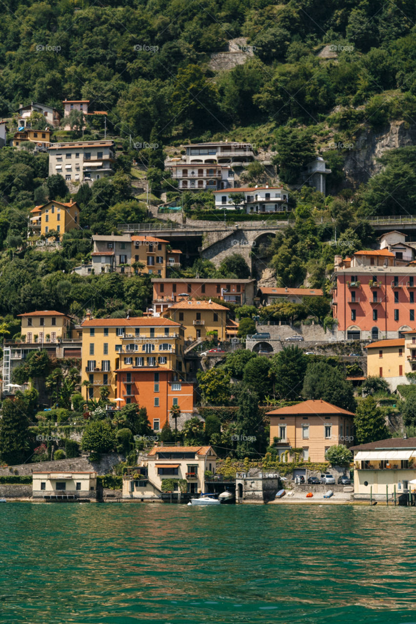 Lago Como no norte da Itália é um lugar lindo para se conhecer na Europa, com paisagens incríveis!