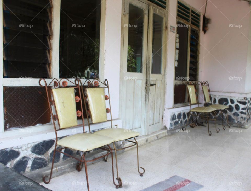 This house is a relic from the colonial era which is still complete with its chairs and until now the old house is still inhabited by the descendants of a freedom fighter