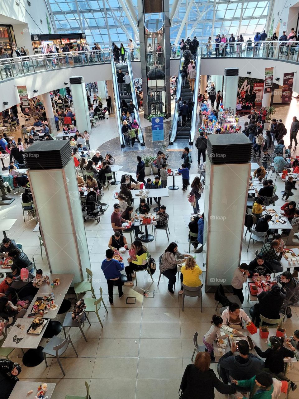 gente en centro comercial