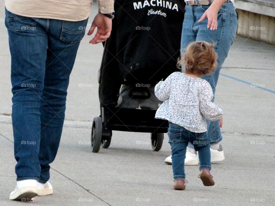 The first steps of a young lady surrounded by her parents