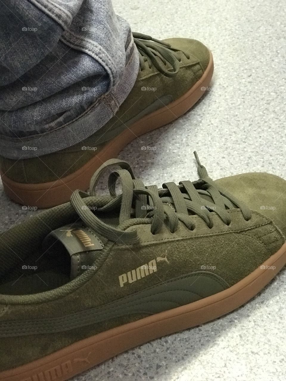 These Olive green Puma Smash Suede Sneakers are beautiful for an autumn outfit combination