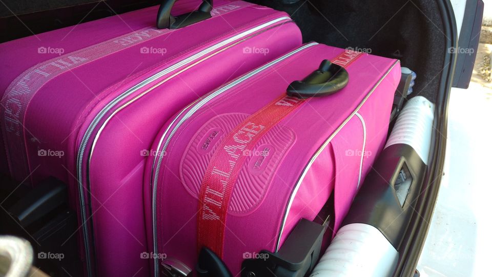 Malas rosas, "magenta".  No porta-malas para viagens...