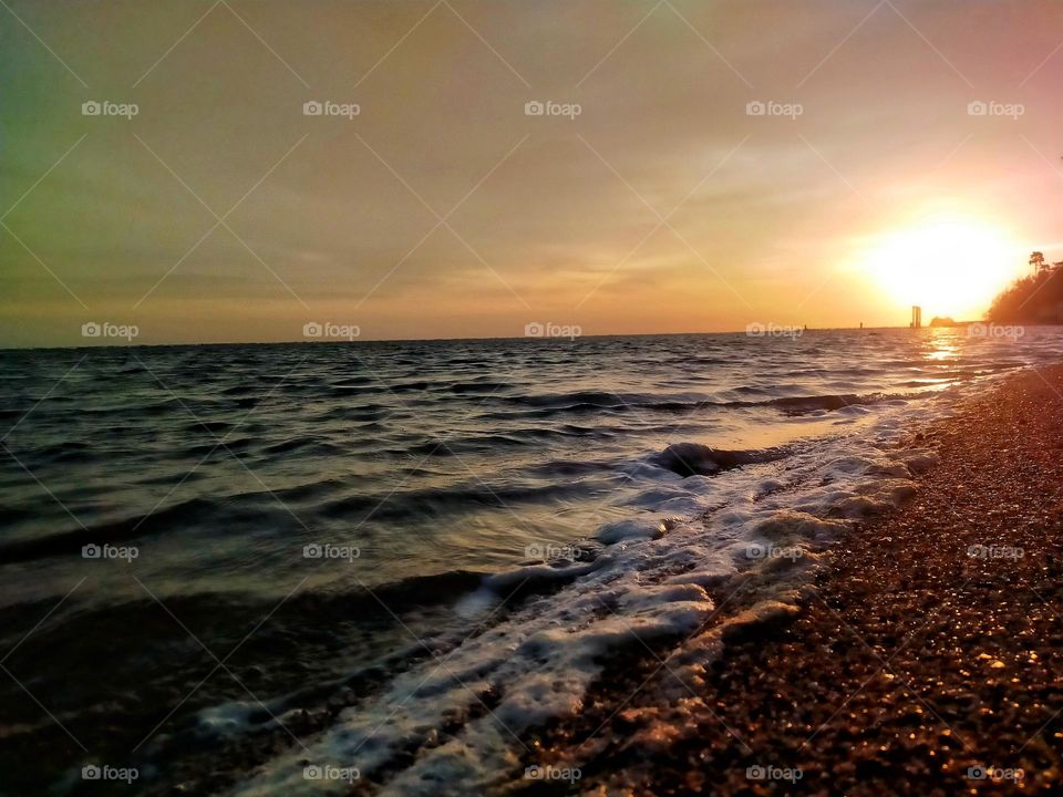 Sea view in the evening, seeing the sunlight