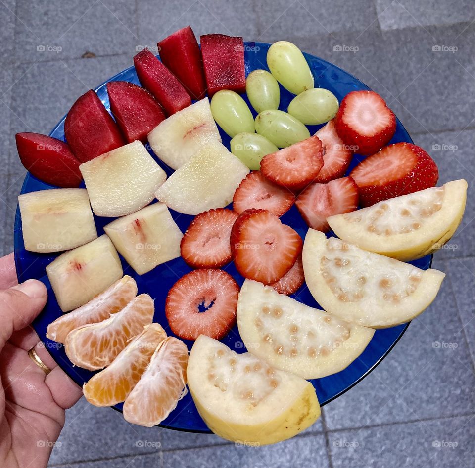 🇺🇸 Delicious fruits: plum, peach, grape, tangerine, strawberry and guava. 🇧🇷 Delicious! / Deliciosas frutas: ameixa, pêssego, uva, mexerica, morango e goiaba. Que delícia!