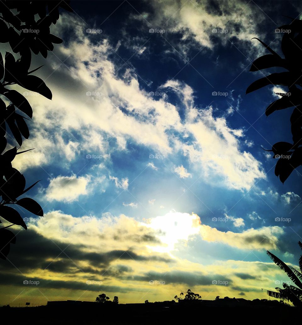 E o #sol apareceu um pouco mais tarde entre as #nuvens!
Ótima 4a feira a todos.
☀️
#natureza 
#paisagem
#amanhecer
#morning
#céu