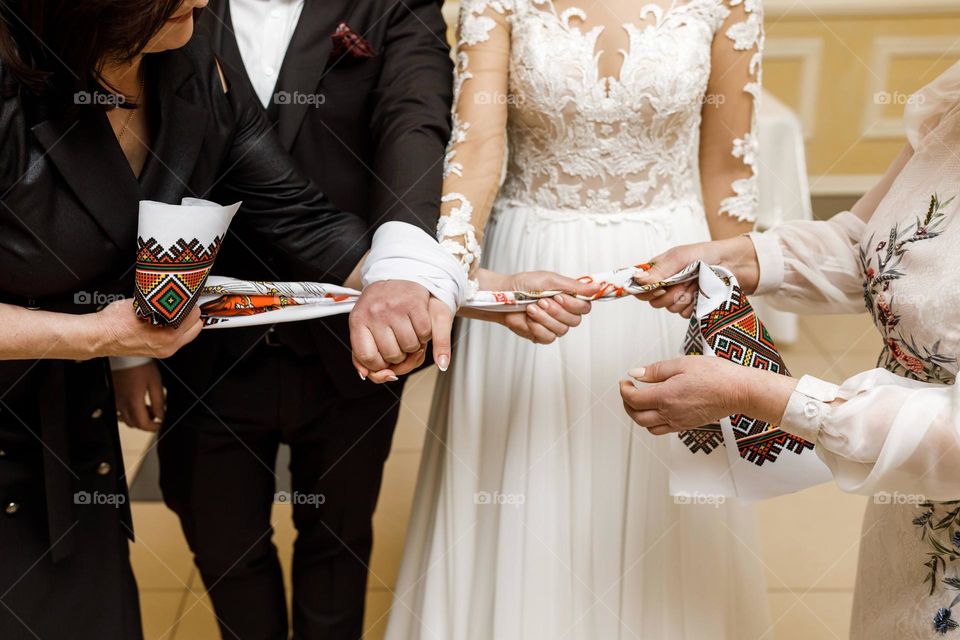 Ukrainian tradition for the common fate of the bride and groom