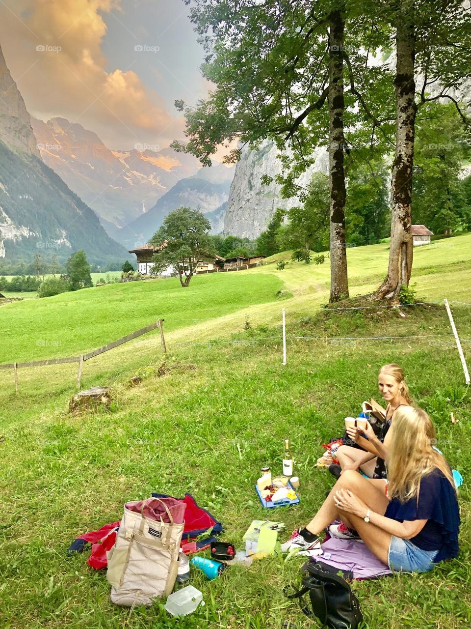 An evening wine & cheese picnic in the pastoral countryside of Lauterbrunnen, Switzerland 🇨🇭