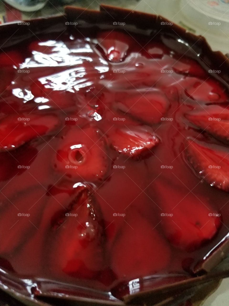 Bolo de chocolate com cobertura de morango.