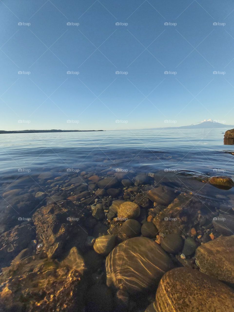 rocas en el lago