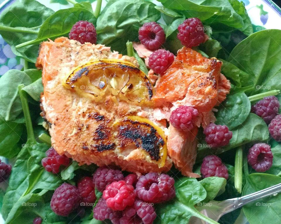 barbecued salmon with lemon and raspberries