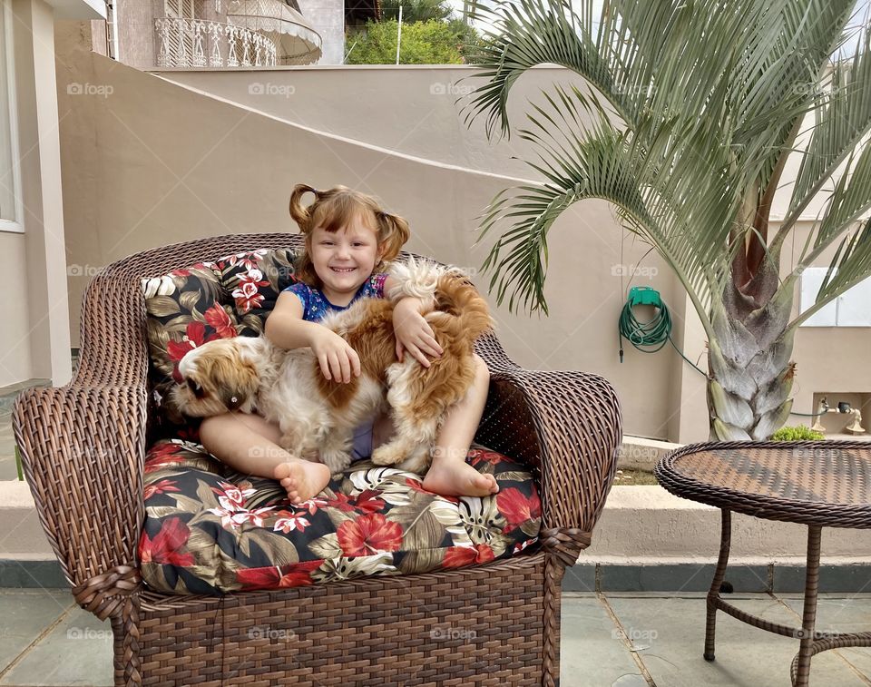 A charming smile from my daughter with her dog!  Is there anything cooler than that? / Um sorriso encantador da minha filha com sua cachorrinha! Tem coisa mais legal do que isso?