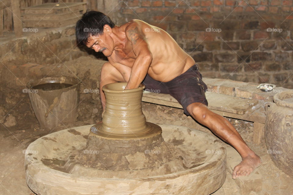 Potter crafting a pot at Vigan Philippines