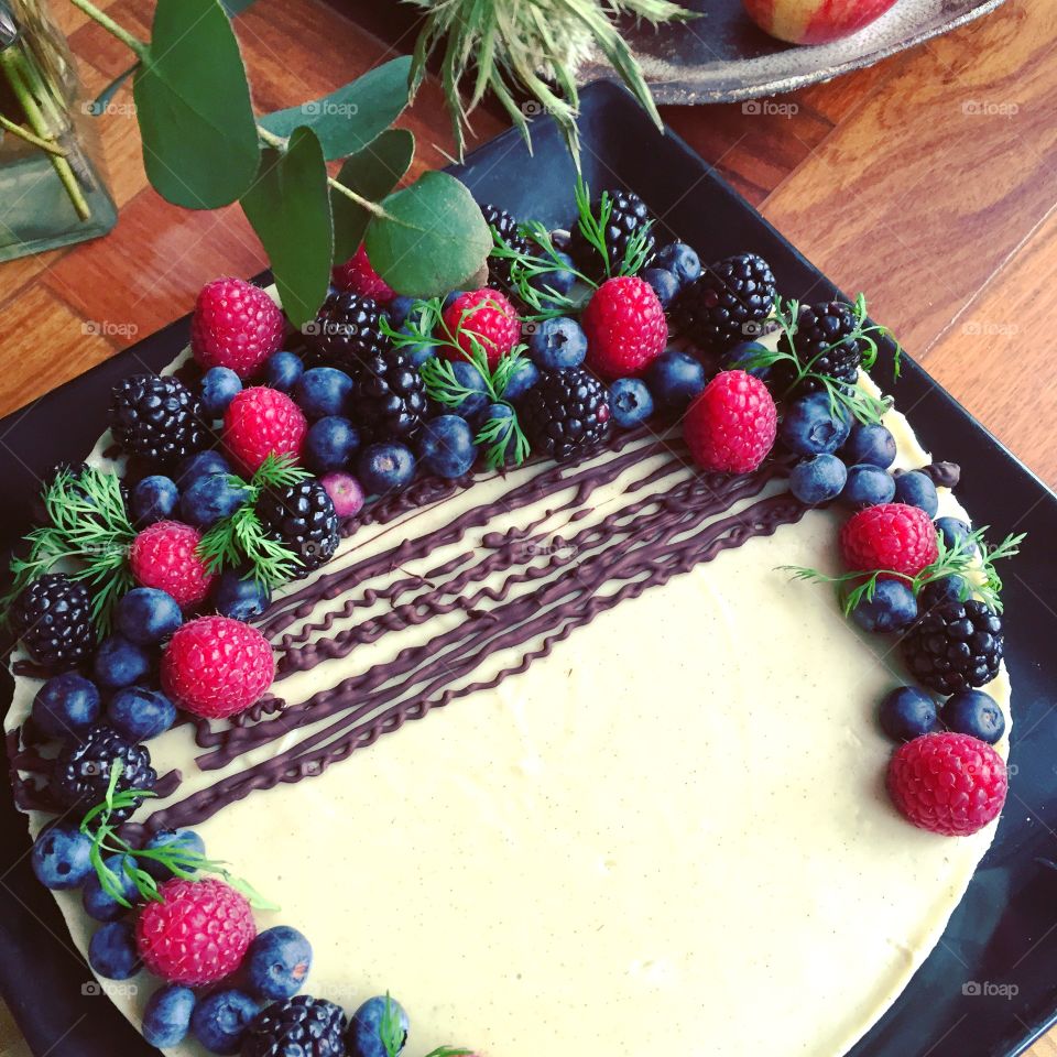 Healthy cashew raw vegan cheesecake with blueberries, blackberries and raspberries ❤️