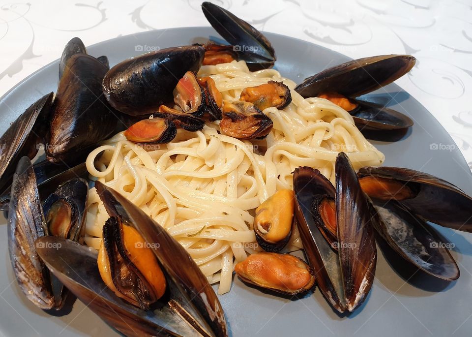 Linguine with mussels