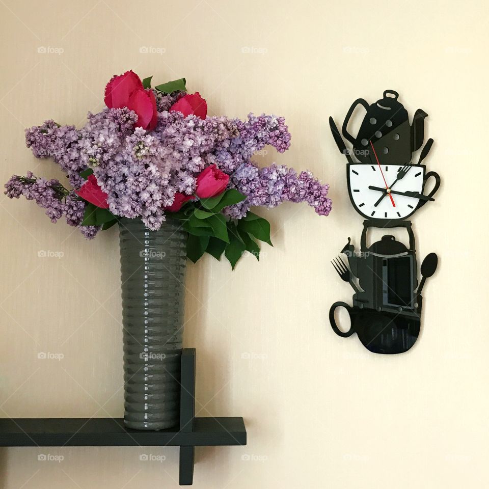 Kitchen clock with lilac bouquet 