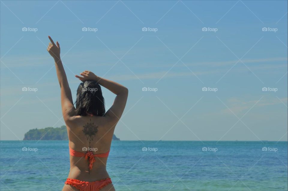 girl with bikini by the oceans in Sommer.