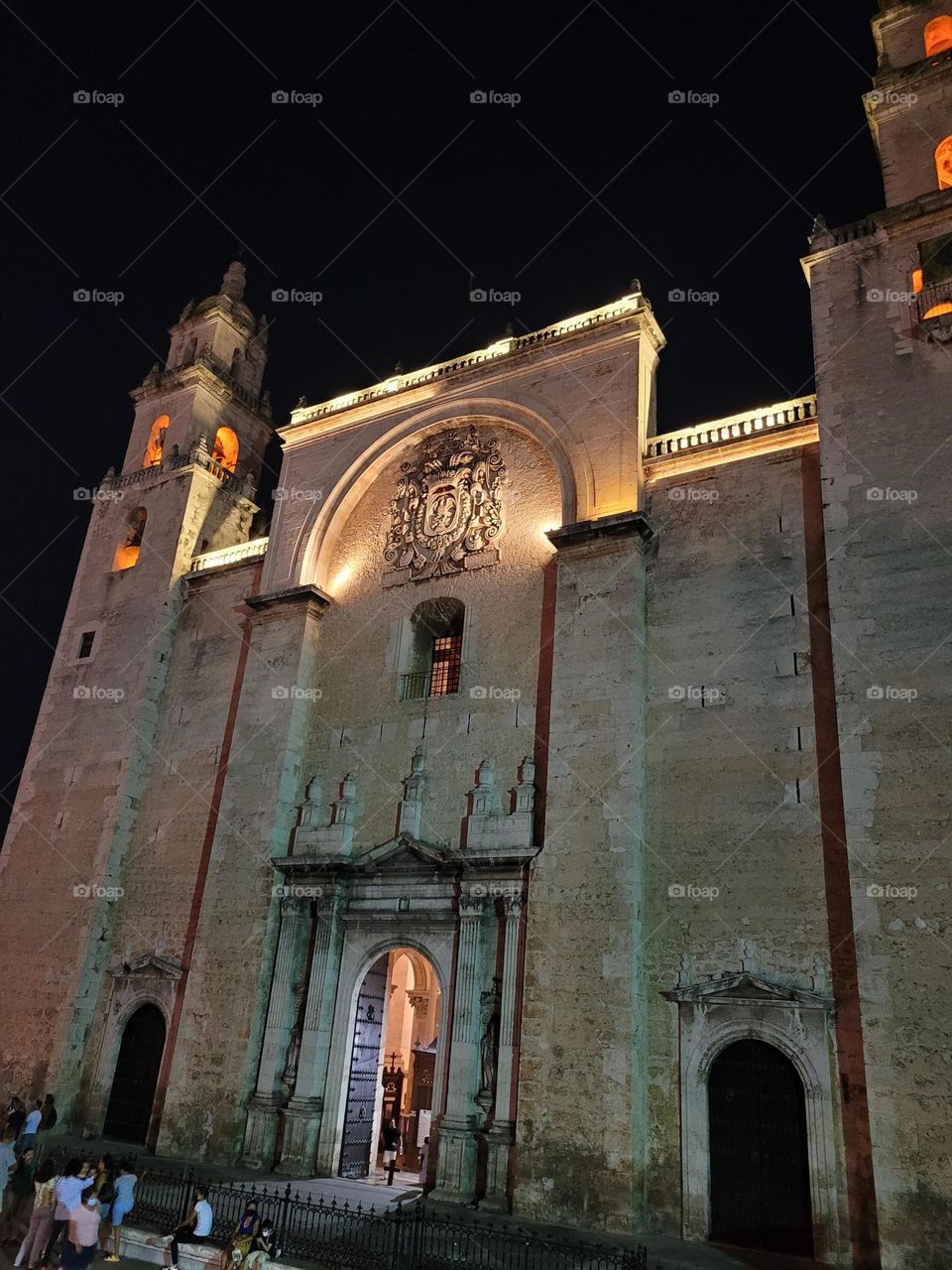 iglesia antigua iluminada de noche