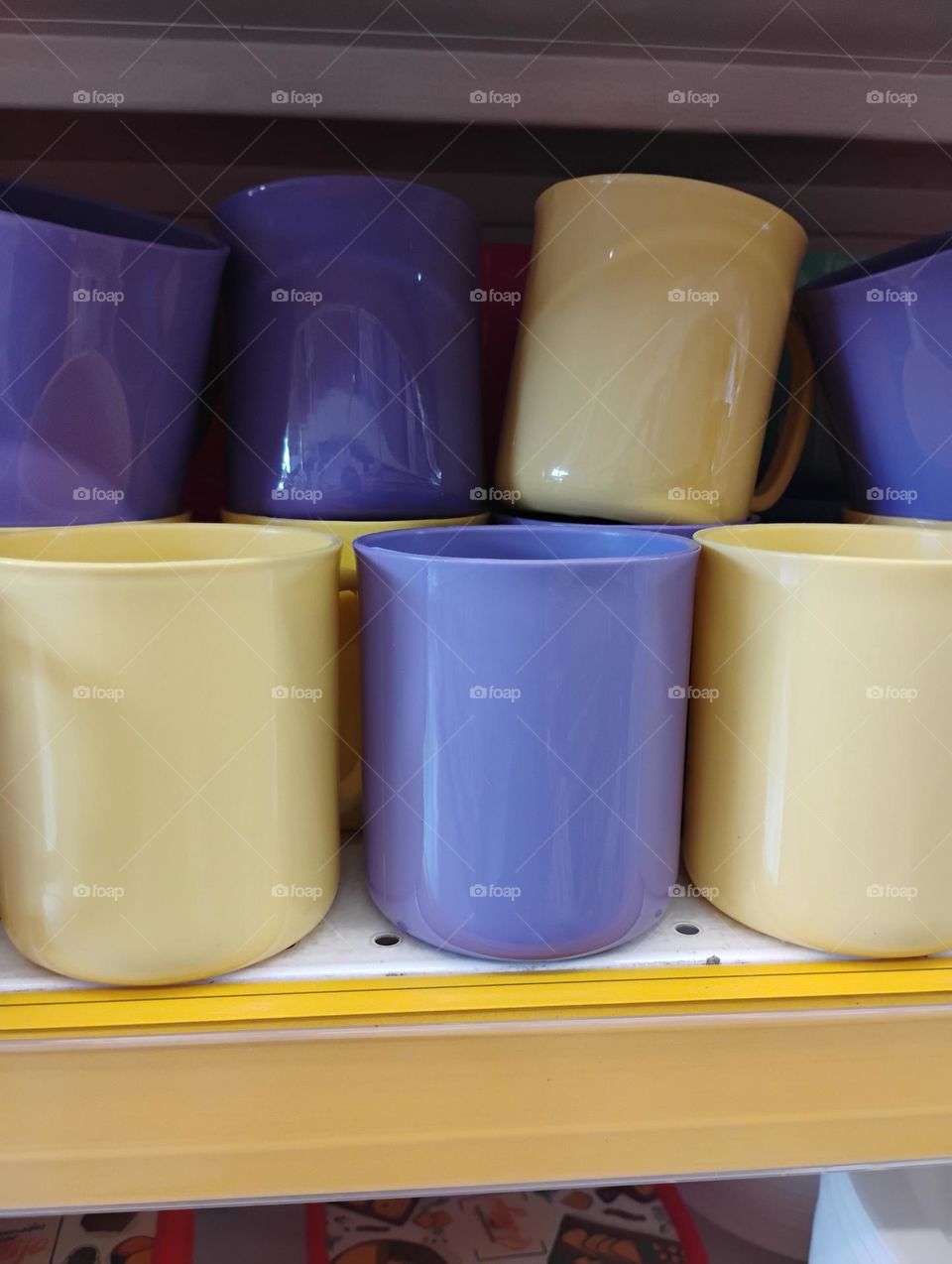 Canecas de plástico coloridas, além de adicionar um toque especial ao ambiente, são funcionais e podem ser utilizadas para diversas finalidades