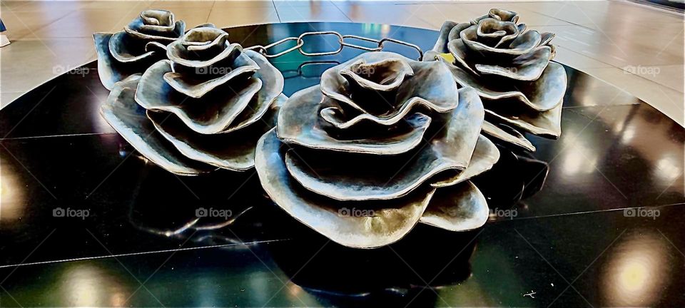 This is a beautiful floral ceramics display for the „Flowers Forever“ art show at the „Kunsthalle“ in „Munich“, „Bavaria“. 2023. Hypnotic Productions