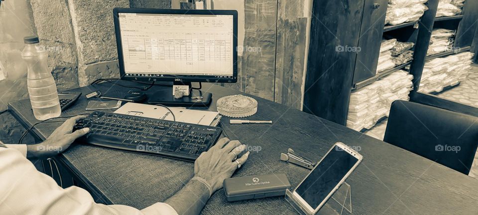 DESK ON COMPUTER 🖥️ AND MANY GUESTS