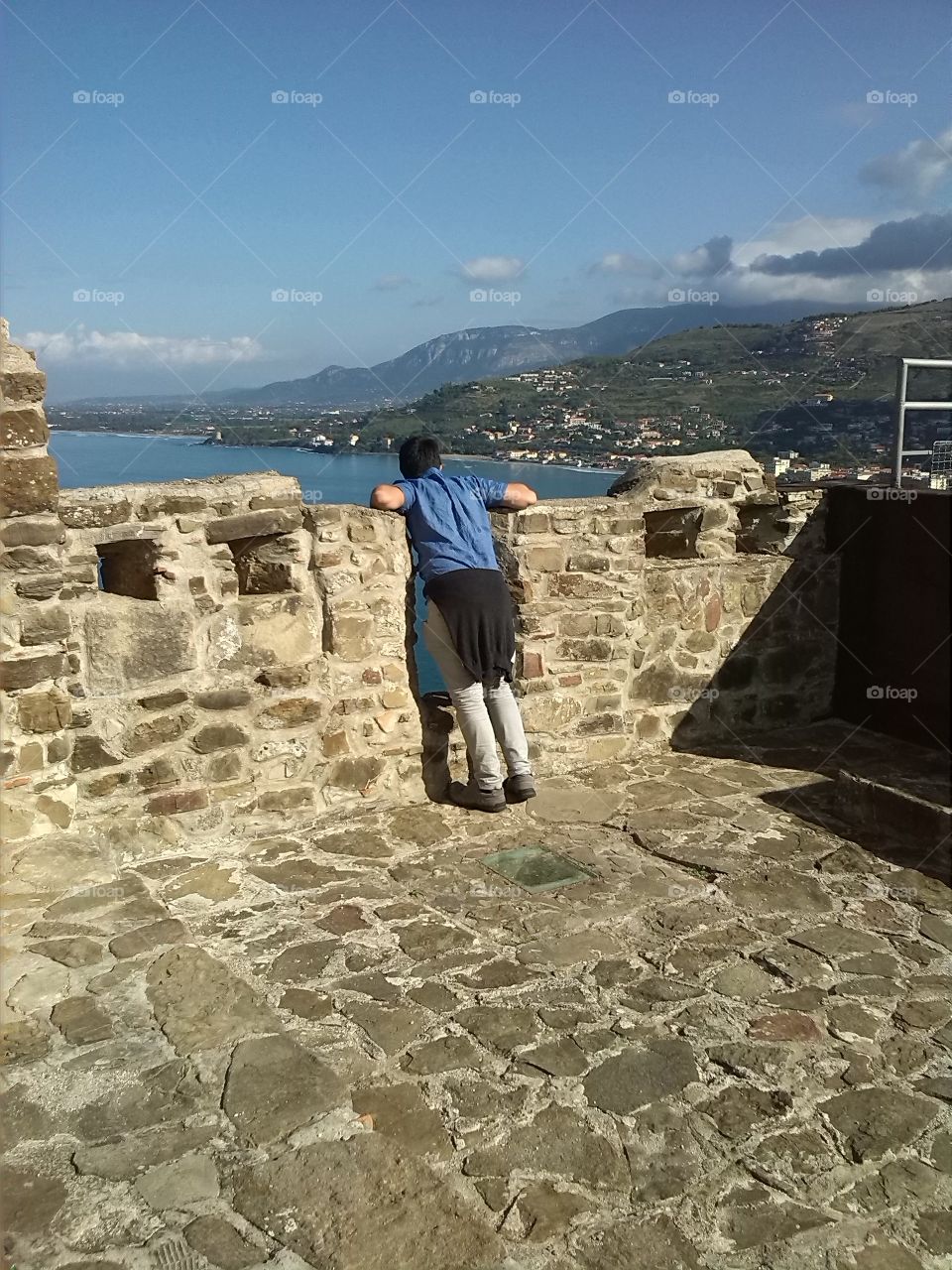 A boy that look the sea from the castle of Agropoli