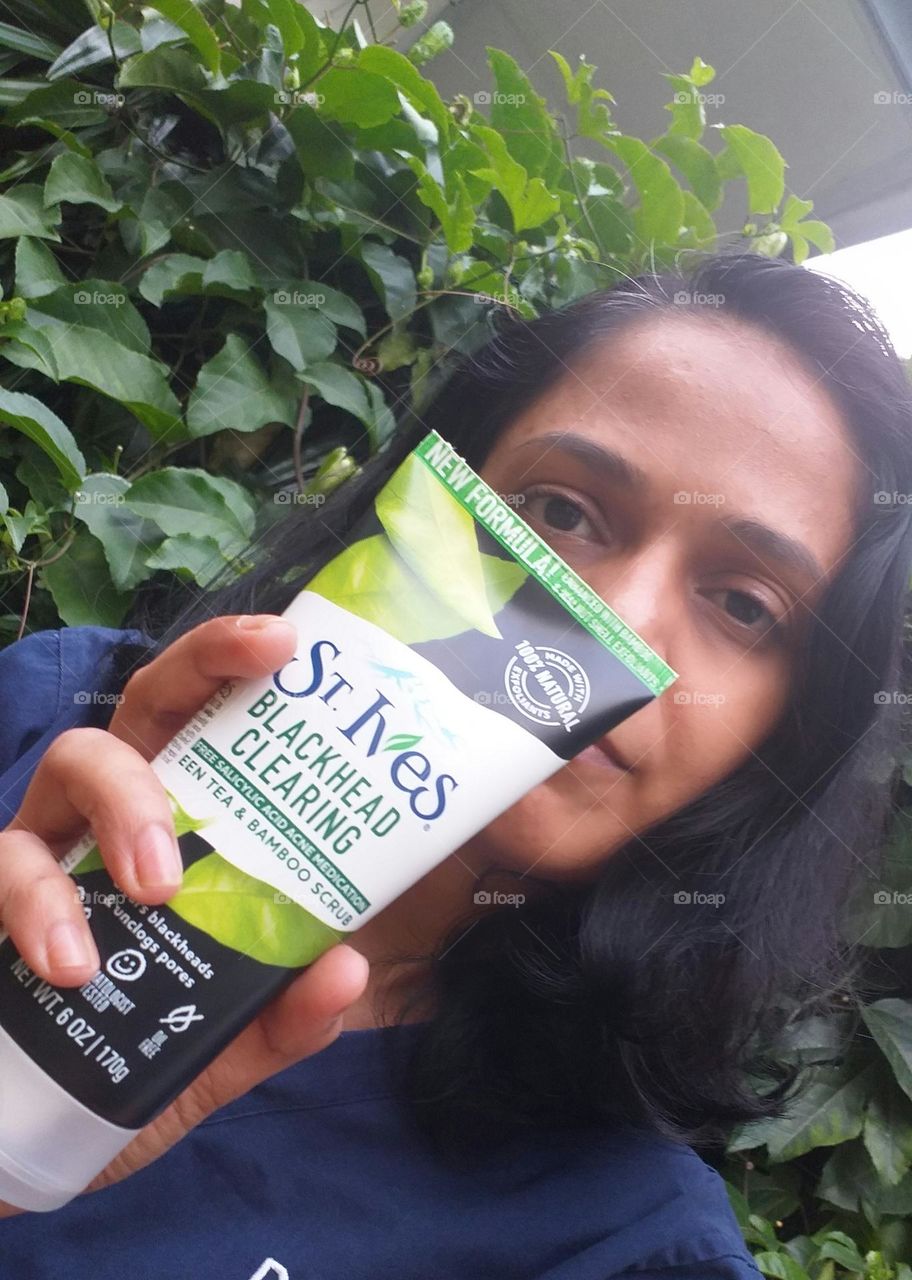 St Ives Blackhead clearing- Green tea and bamboo scrub - girl - unilever brand