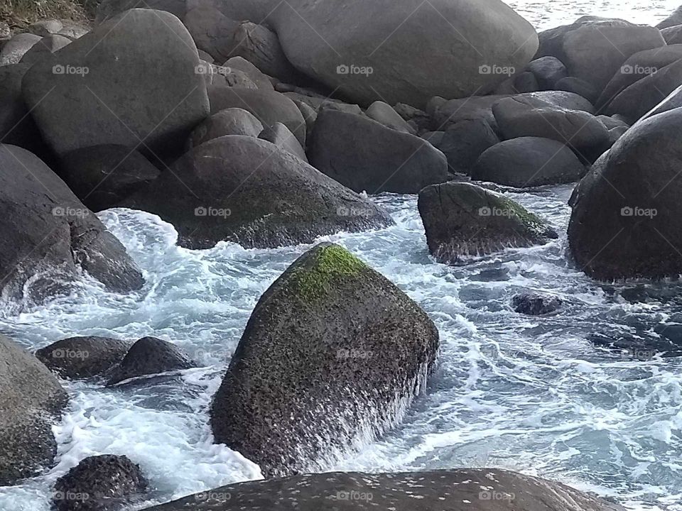 A força da água e a firmeza das rochas