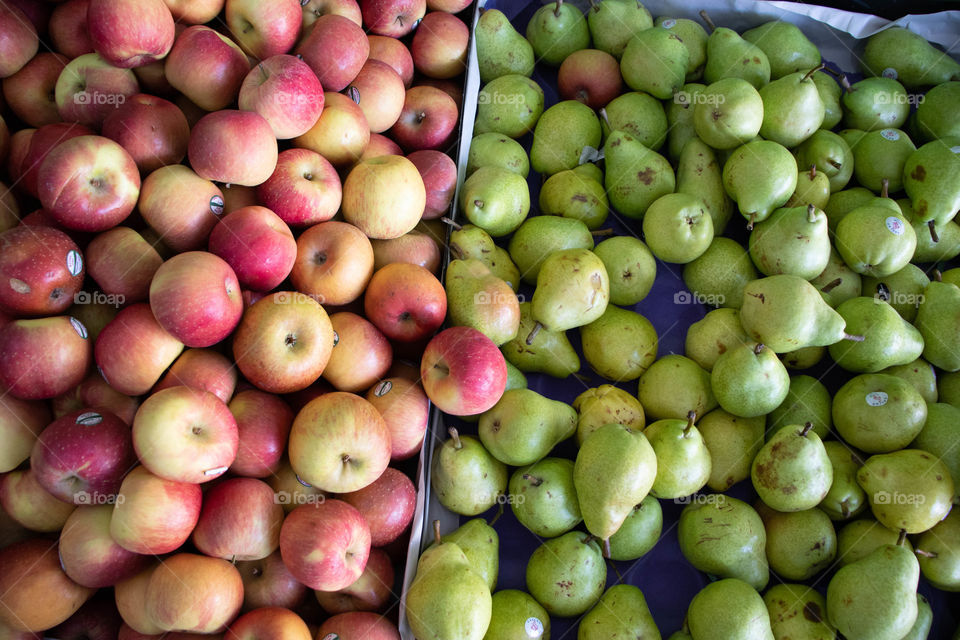 Frutas a venda na feira brasileira.