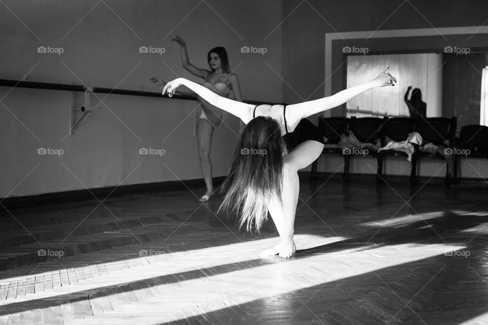 Girls dancing in the studio