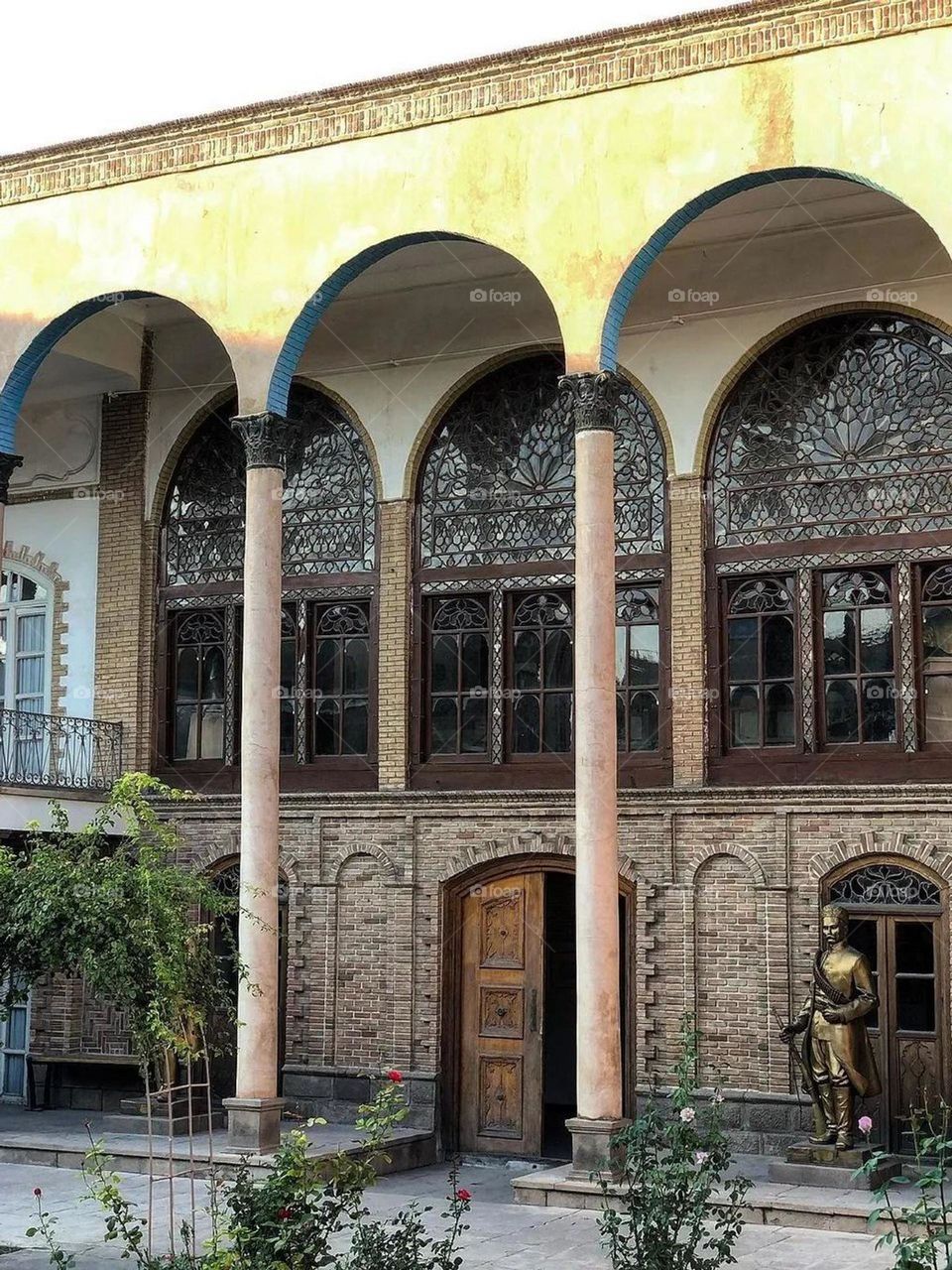 This beautiful house is built on two floors of stone, clay and brick. The architecture of this 1200-meter old house and the facade decorations, columns, doors and windows are very beautiful.