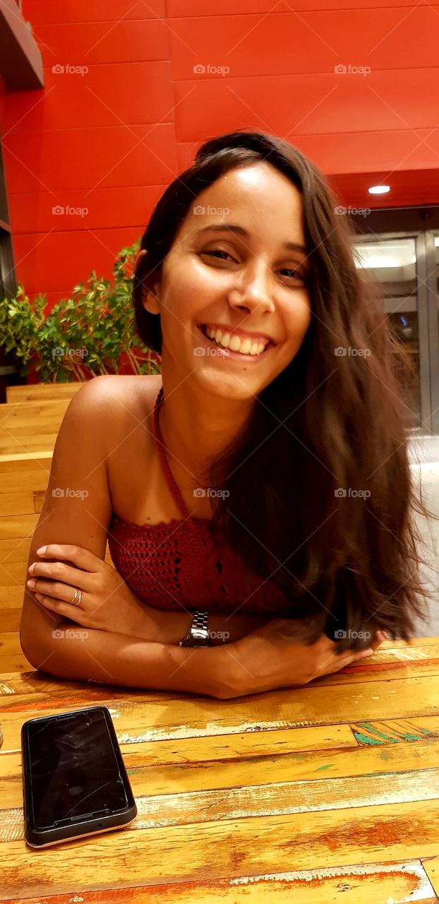 Um sorriso e um abraço, é só o que preciso para ser feliz.