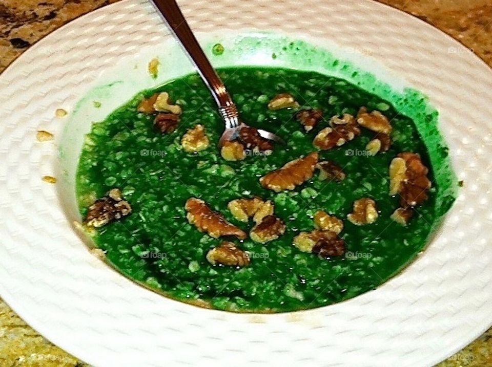 Green oatmeal and walnuts