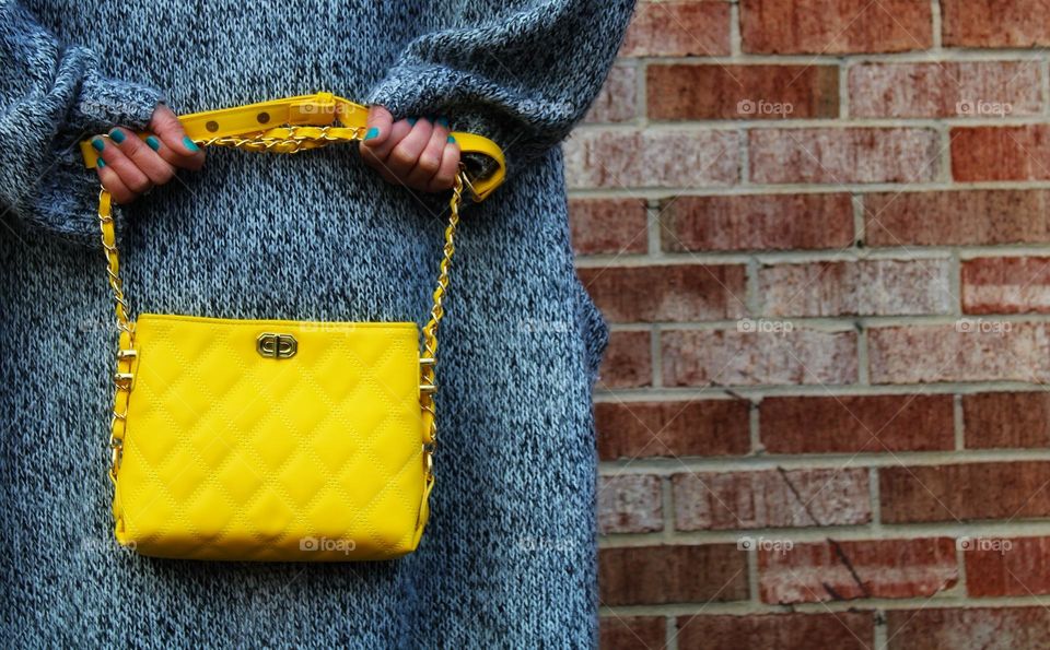 yellow bag to gray clothing