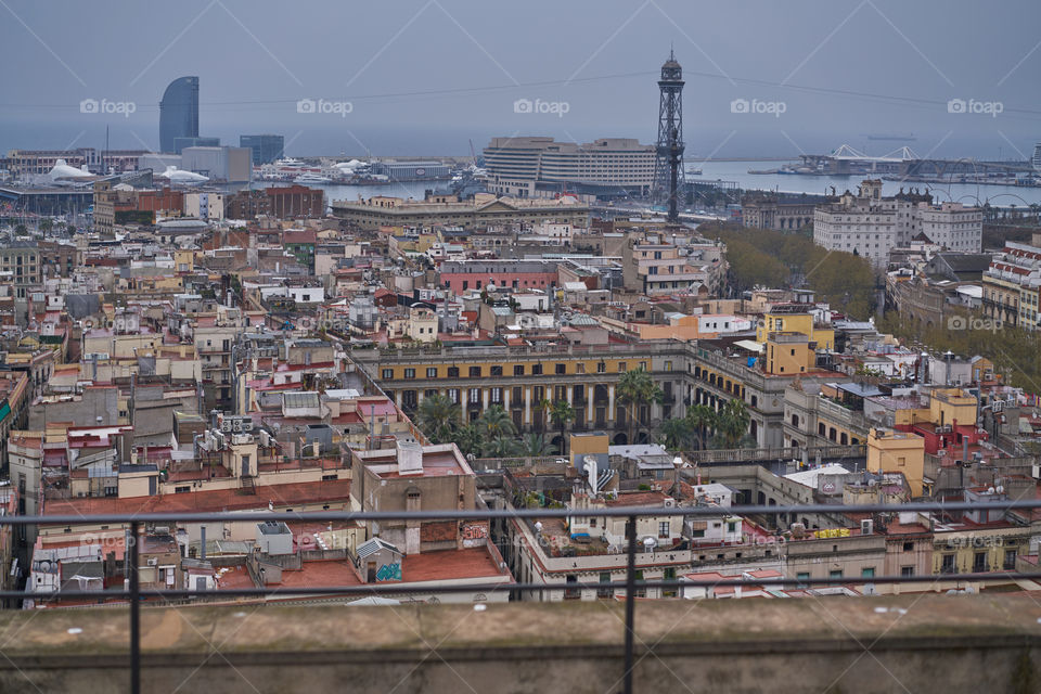 Barcelona vista del casco antiguo y el puerto