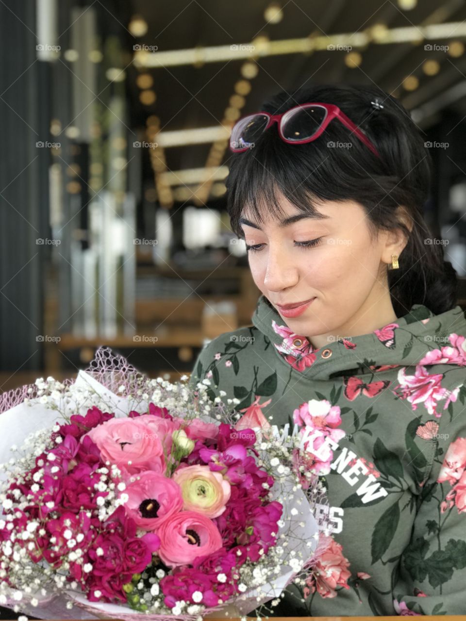 Photo of girl who really love flowers and also she die for pink colored flowers 😍