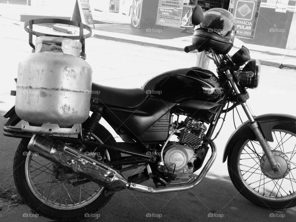 Motoboy.... moto cargueira com botijão de gás.