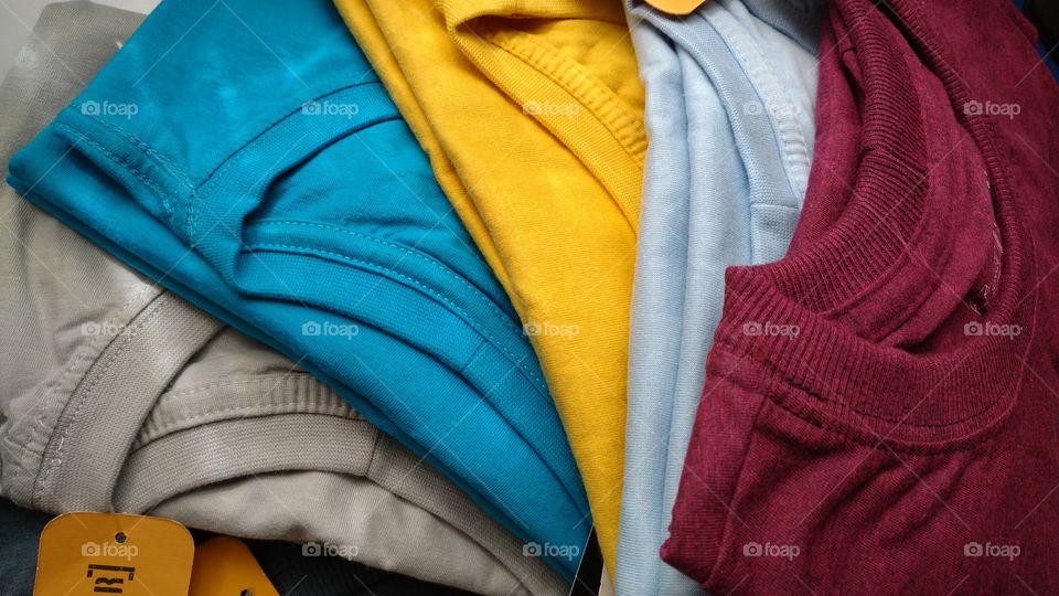 Camisetas lisas, novas, coloridas.