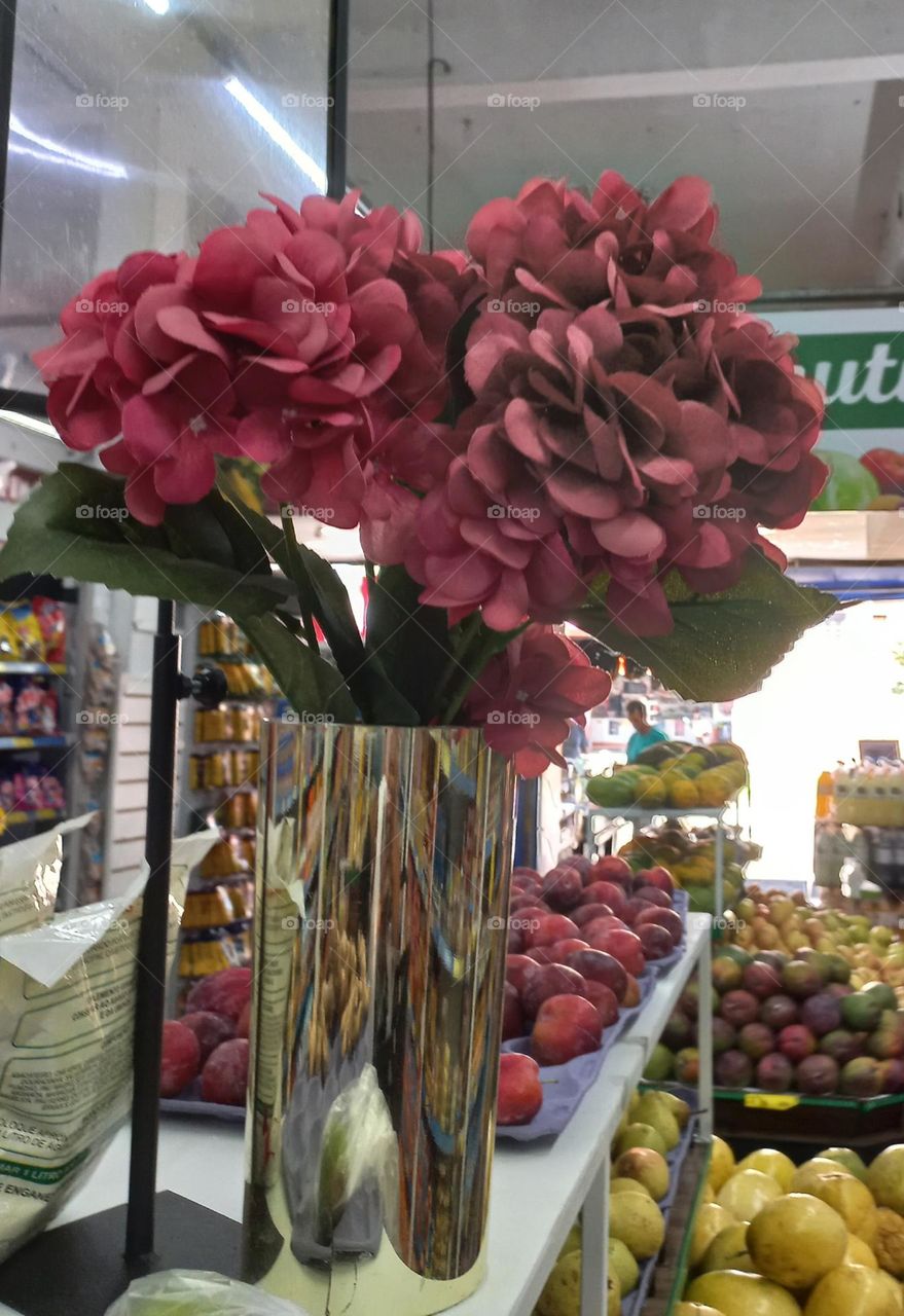 Flores vermelhas. As flores, encantam-nos, principalmente por suas cores vibrantes e perfume sem igual. Conferem beleza, paixão e carregam fortes significante à vida romântica.