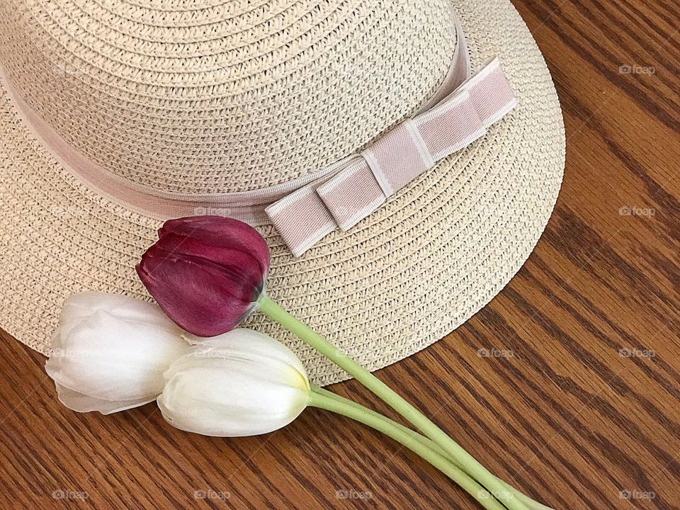 Lovely Sun hat with tulips.