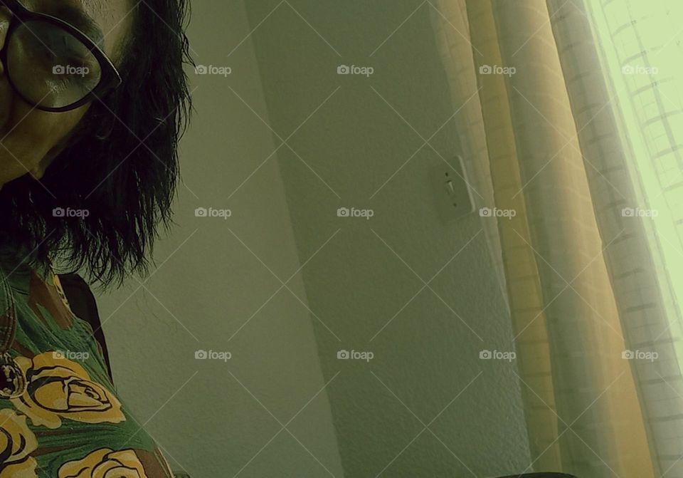 A  autoestima. É a qualidade de quem se valoriza, e está  contente com o seu modo de ser, se expressar e viver.  É uma personalidade mais otimista, confiante  e feliz