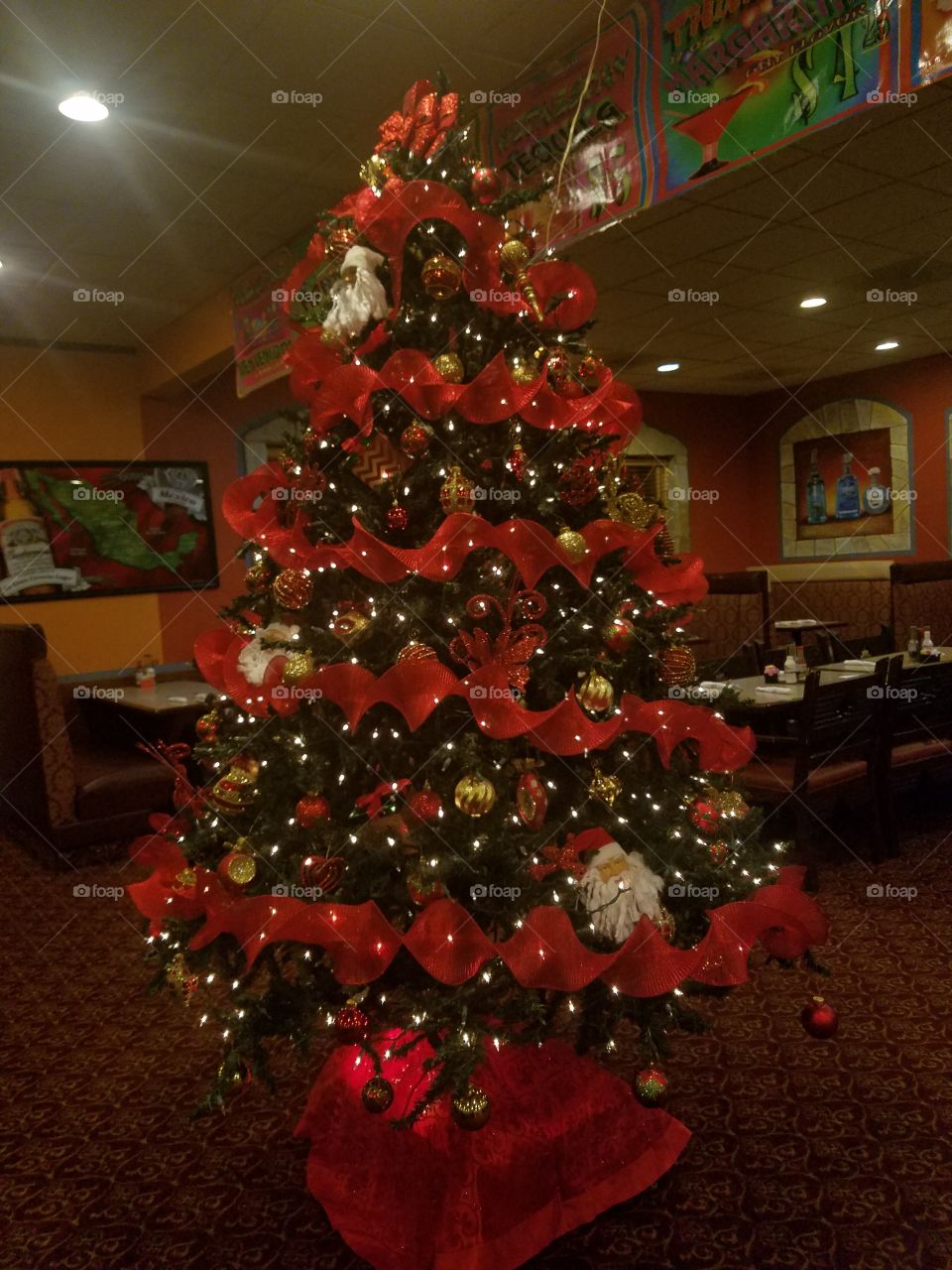 Llegó Navidad, como pueden ver este hermoso árbol de Navidad llena de luces  y bien cargado el árbol.