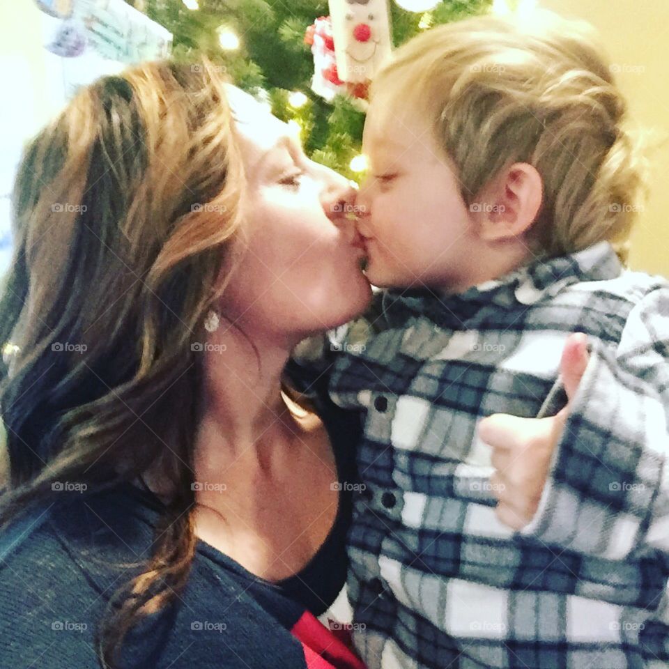 Smooching mommy!