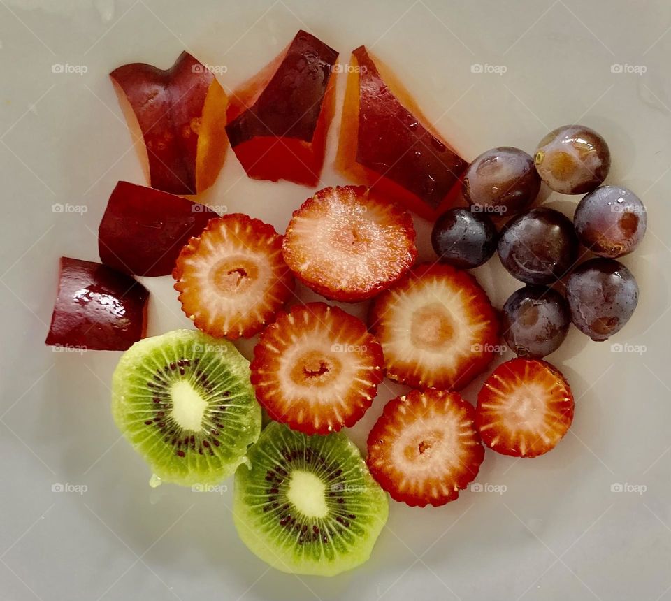 🇧🇷 Delicious fruits to refresh: today we have plums, strawberries, kiwis and grapes, all prepared with great care. / 🇧🇷 Frutas gostosas para refrescar: hoje temos ameixa, morango, kiwi e uva, tudo preparado com muito carinho.