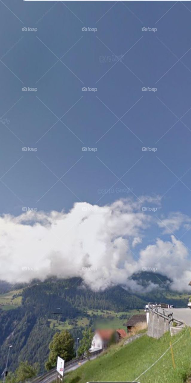 Mây Trắng trên sườn đồi.