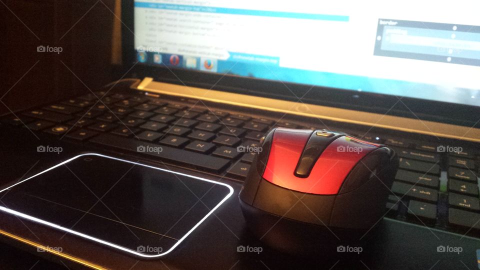 laptop monitor and red mouse